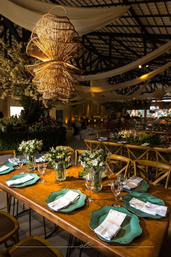 Salão preparado para recepção de casamento