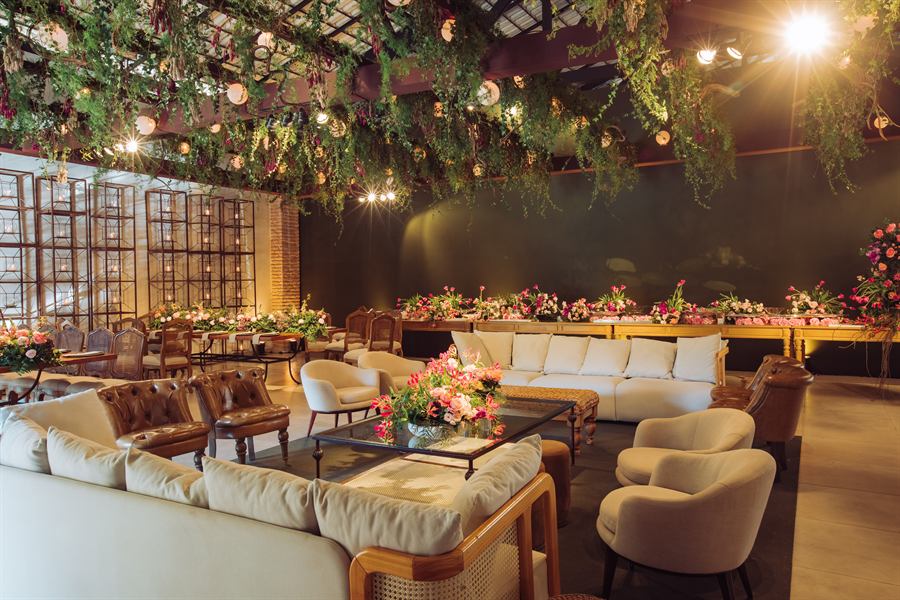 Recepção elegante com decoração floral